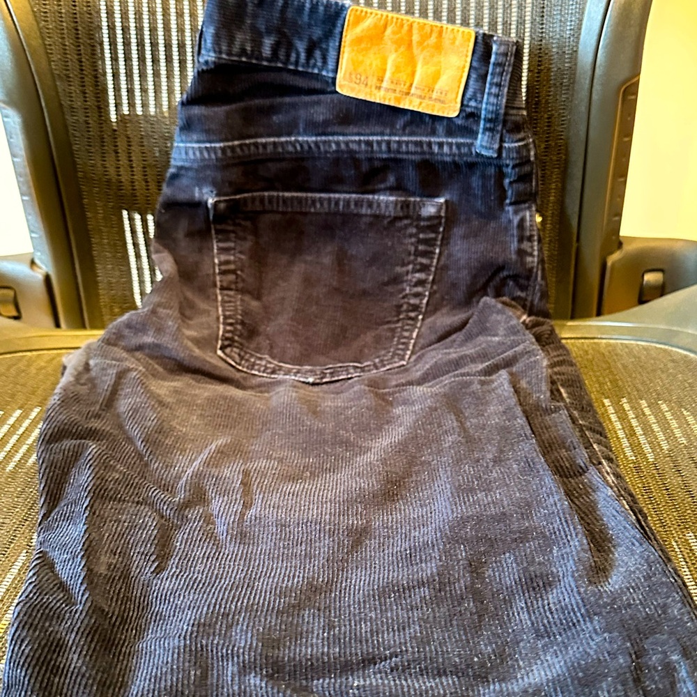 Men’s Corduroy Pant Size 30x30 | Dark Navy Color
Old Navy Famous Jeans, Loose